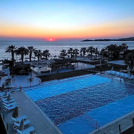 Risus 5* Κουσάντασι